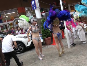 色っぽい美形ダンサーさん、イベント中に衣装がずれるハプニング！