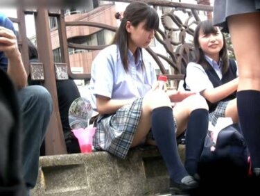 可愛い優等生JKの祭りでのお座り