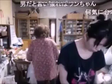 配信で胸チラ