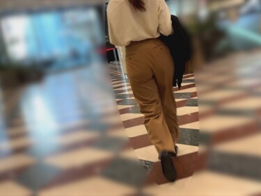 51 ベージュパンツで闊歩する爽やかOLさんのムニュる柔尻が目の前で揺れる様子はたまりません
